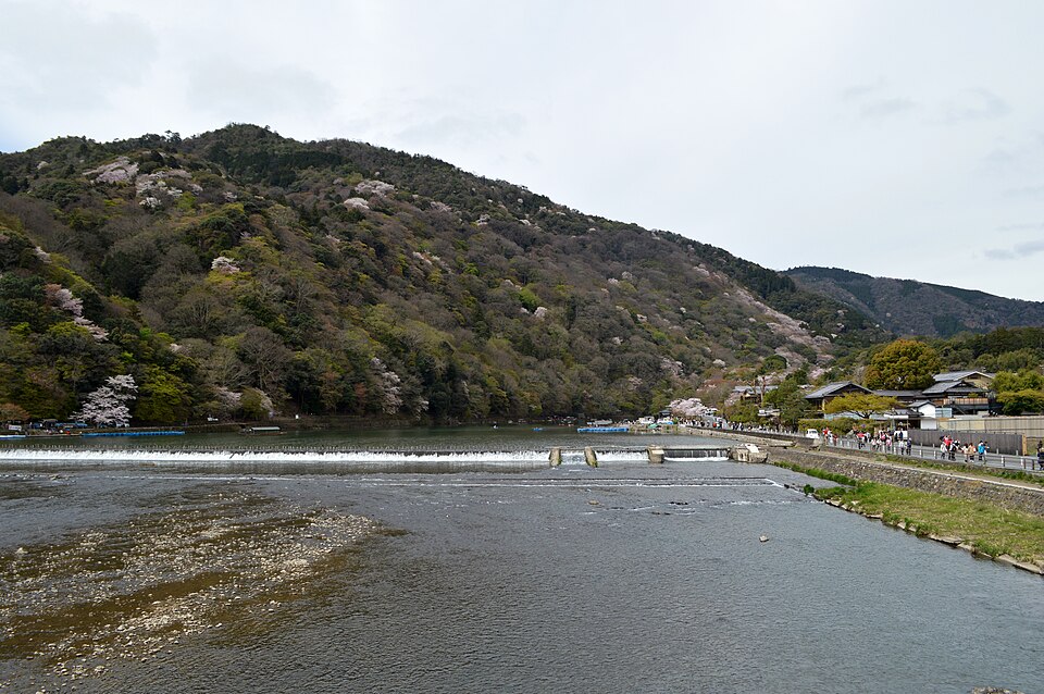 渡月橋から見た桂川と嵐山