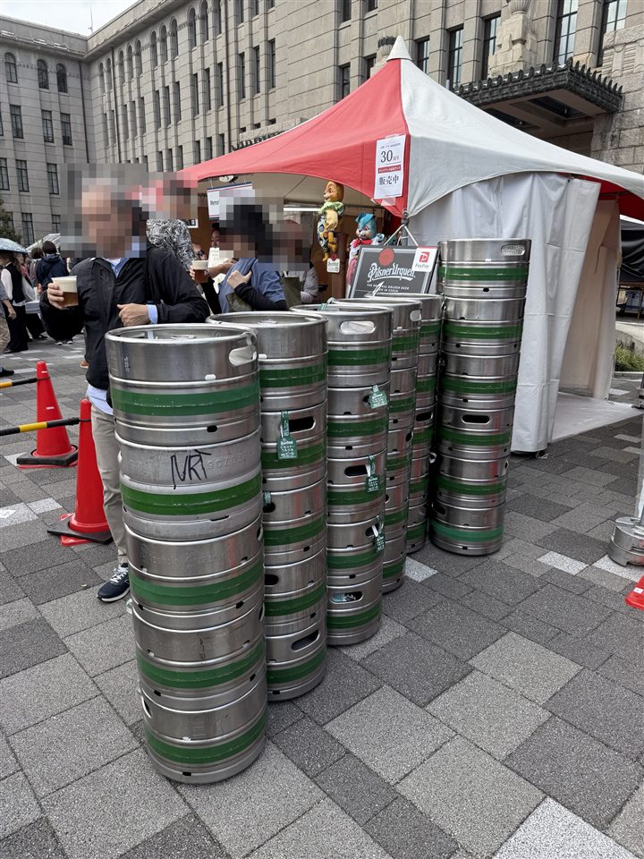 積み上げられたビールの樽