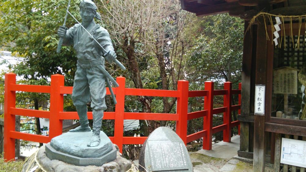 八大神社の宮本武蔵像（2014年3月撮影）