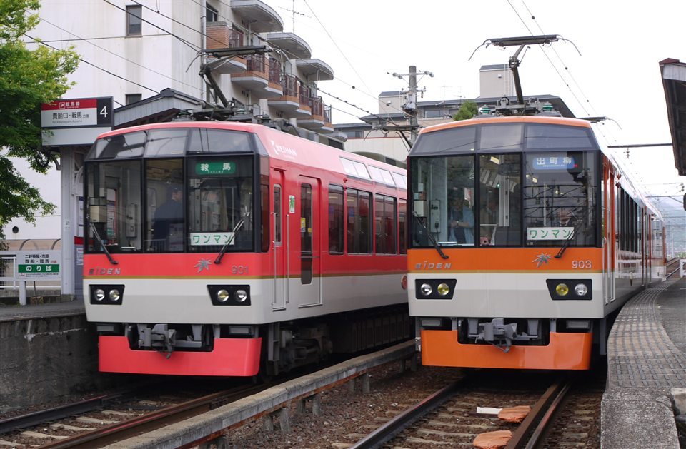 叡山電車の展望列車きらら（赤とオレンジの900系）