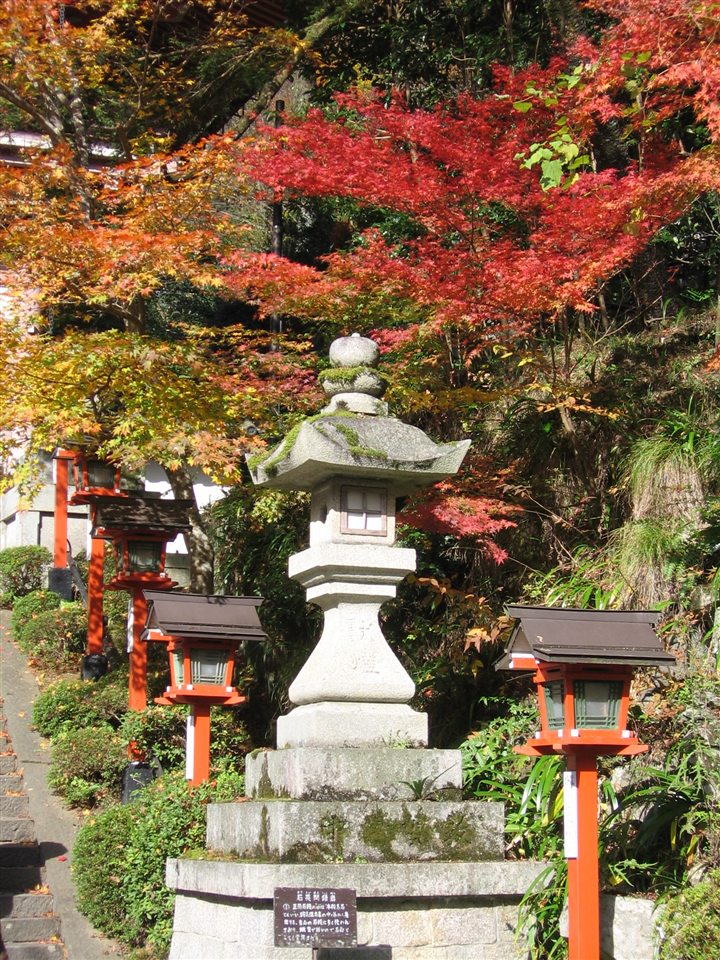 鞍馬寺の参道の紅葉と灯籠