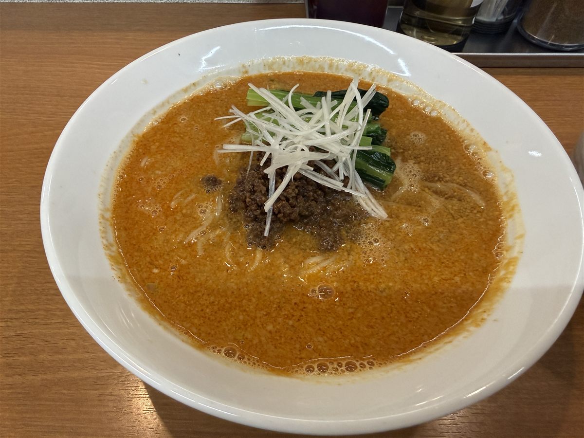 四川亭の担々麺 一辛（ごまスープに肉味噌・白髪ねぎ・青菜）