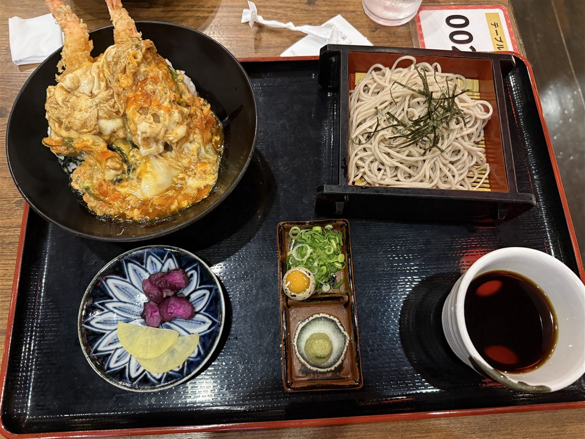 天山の湯の食事処で食べた天とじ丼とざるそば