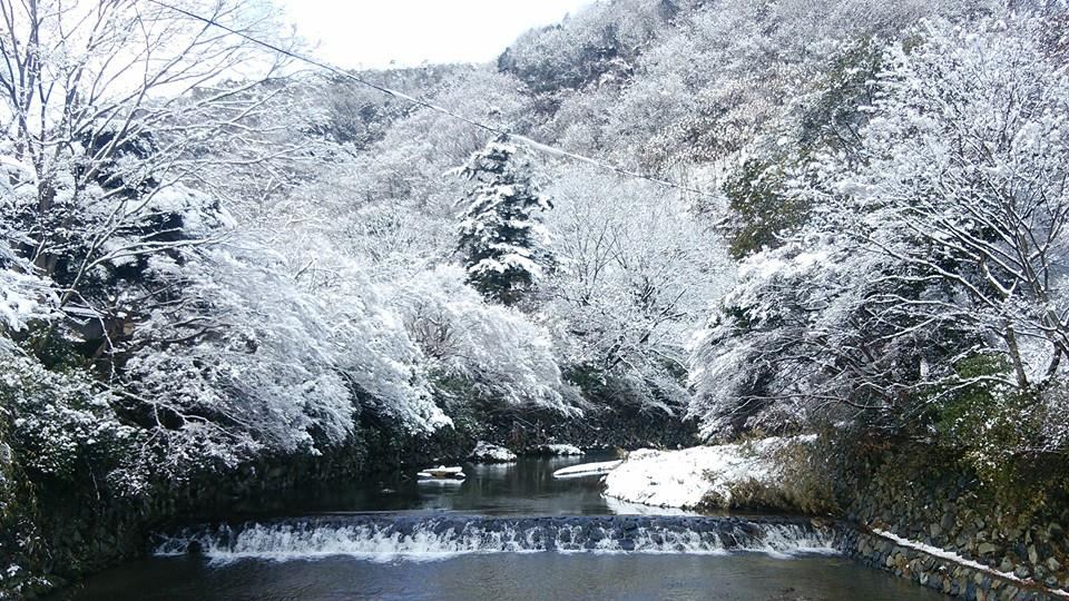 雪化粧した八瀬の高野川と山（2014年1月撮影）