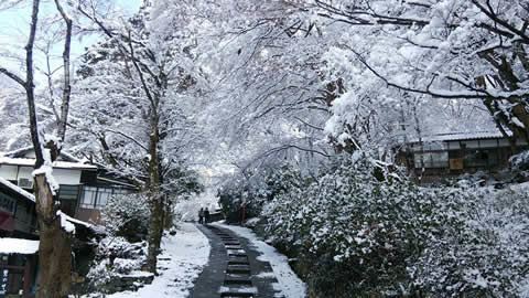 雪の八瀬の参道（2014年1月撮影）