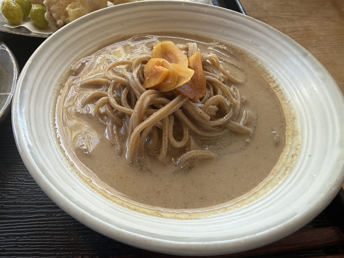 焙煎そば茶切りのくるみ出汁仕立て