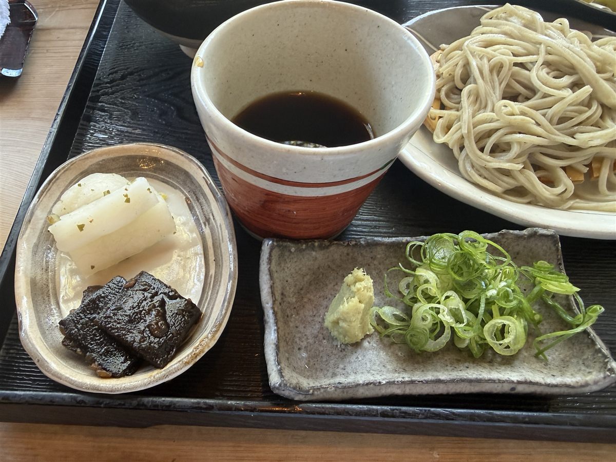 そば麹のつけものと、そばつゆ・ねぎ・わさび